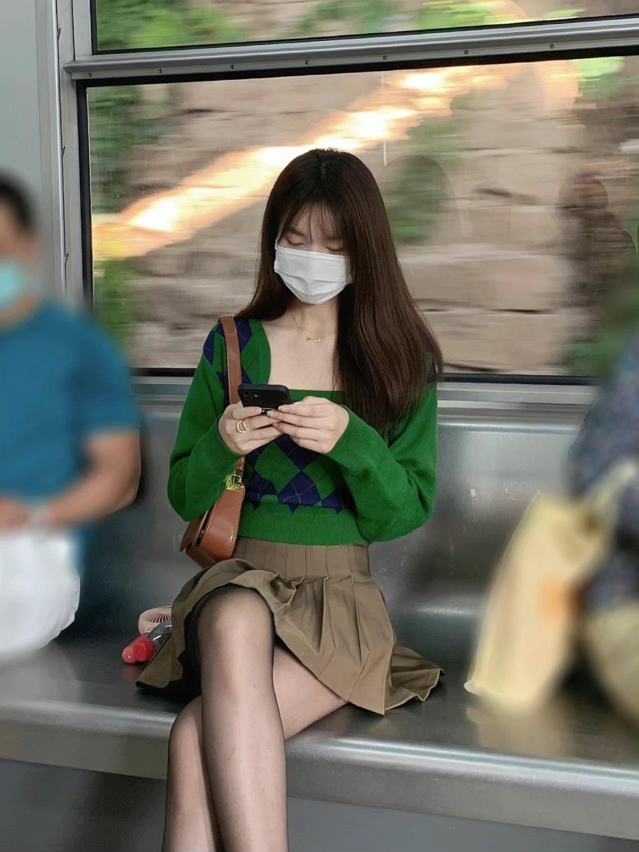 重庆轨道上的女孩